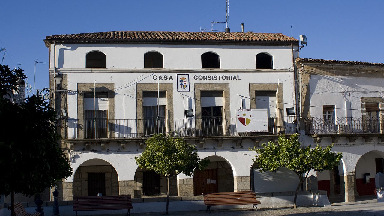 1280px-Ayuntamiento_de_Ceclavin