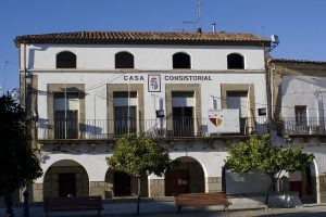 1280px-Ayuntamiento_de_Ceclavin